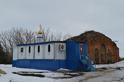 Новости Ливны -Передвижная церковь рядом с разрушенным храмом (фото автора).