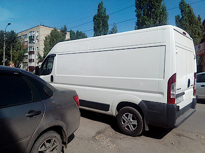 Новости Ливны -Парковка при въезде во двор.