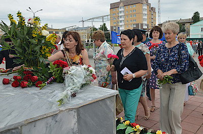Новости Ливны -Возложение цветов к памятнику на пл. Победы. Фото автора. Новости Ливны -Возложение цветов к памятнику на пл. Победы. Фото автора.