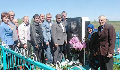 Новости Ливны -Члены клуба воинов-интернационалистов и родители Г. Бакурова у могилы солдата.