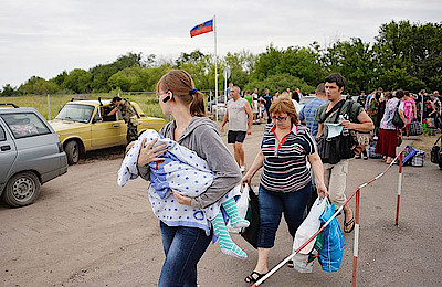 Новости Ливны -Украинские беженцы пересекают границу с Россией.
