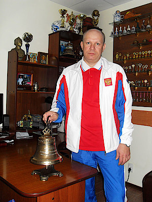 Новости Ливны -Геннадий Семенович с подарком от польского друга (фото автора).