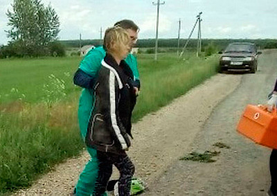 Новости Ливны -Медики оказывают помощь жертве аварии. Фото с сайта МЧС.