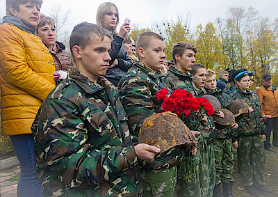 Новости Ливны -Момент предания останком земле (фото аз архива Ю. Батищева).
