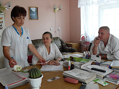 Новости Ливны -На фото: Т.А. Каменева, Н.В.Слукина и Л.Н. Стребков обсуждают график дежурств. Новости Ливны -На фото: Т.А. Каменева, Н.В.Слукина и Л.Н. Стребков обсуждают график дежурств.