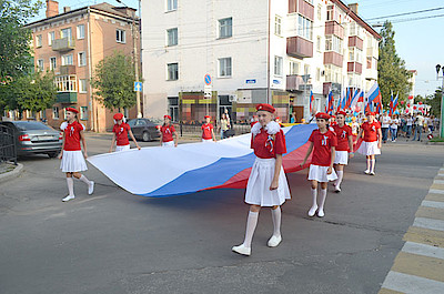Новости Ливны -Школьники несут флаг России.