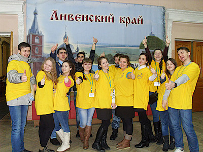 Новости Ливны -Учащиеся городских школ — волонтеры съезда (фото автора).