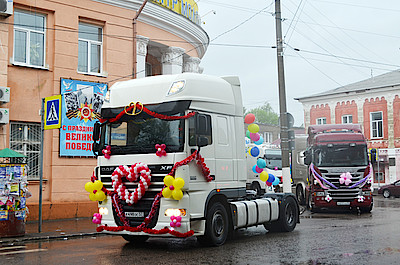 Новости Ливны -Свадебный кортеж у Дома молодежи (фото автора).