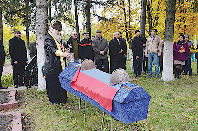 Новости Ливны -Панихиду по убиенным воинам проводит о. Николай (Мальцев).