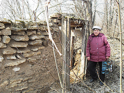 Новости Ливны -Т.С.Кожухова у дверей родного дома (фото автора).