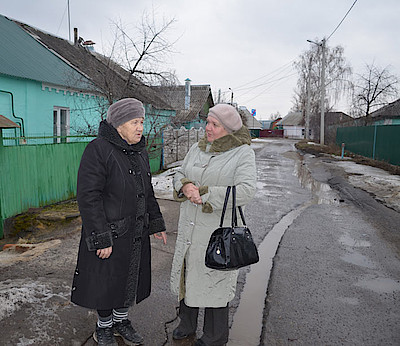 Новости Ливны -Л. П. Бабенко общается с Л. Ф. Бородиной (фото автора).