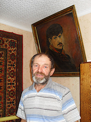 Новости Ливны -Художник на фоне автопортрета (фото автора).