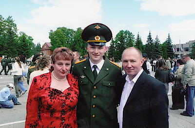 Новости Ливны -Андрей с родителями на выпускном.