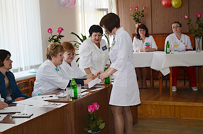 Новости Ливны -Н. Жихарева тянет билет с заданием (фото автора).