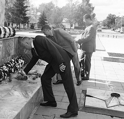 Новости Ливны -И. Ю. Гармаш и Ю. А. Тихомиров возлагают цветы к памятнику на площади Победы. Новости Ливны -И. Ю. Гармаш и Ю. А. Тихомиров возлагают цветы к памятнику на площади Победы.