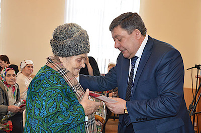 Новости Ливны -Ю.Н.Ревин вручает медаль Л.В.Минаевой (фото автора). Новости Ливны -Ю.Н.Ревин вручает медаль Л.В.Минаевой (фото автора).