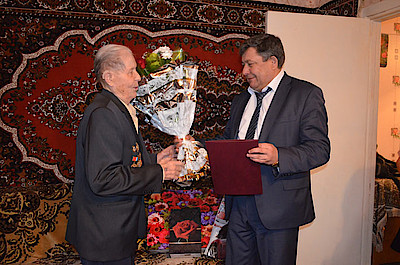 Новости Ливны -Ю. Н. Ревин награждает юбиляра (фото автора).