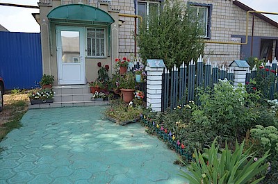 Новости Ливны -В. А. Воробьева на своей клумбе (фото автора).