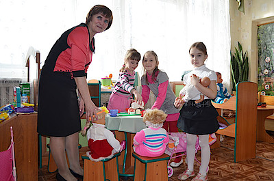 Новости Ливны -Воспитательница д.с. №16 В.М. Кудинова с воспитанниками.