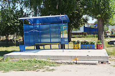 Новости Ливны -В. А. Агарков монтирует зеркало (фото автора).