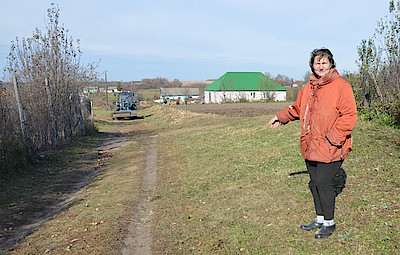 Новости Ливны -Марина Беликова рядом с пресловутой дорогой. Фото автора.