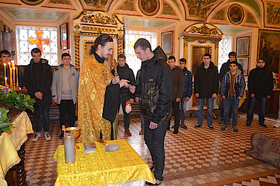 Новости Ливны -Призывники возлагают цветы к памятнику на пл.Победы. Фото автора.