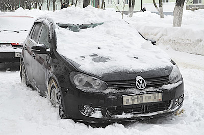 Новости Ливны -Снег, упавший с крыши, повредил автомобиль. Фото Е.Васильевой. Новости Ливны -Снег, упавший с крыши, повредил автомобиль. Фото Е.Васильевой.