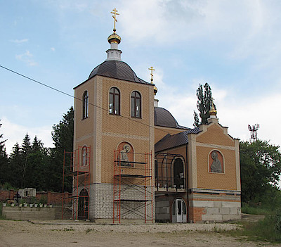 Новости Ливны -Поднятие барельефа. Фото из архива К.Сараева.