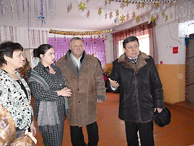 Новости Ливны -Глава Ливенского района Ю. Н. Ревин (крайний справа) принимает новое помещение центра.