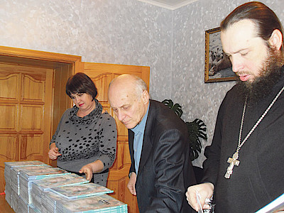 Новости Ливны -На фото слева направо: О. В. Шкодкина, А. Е. Сорокин, о. Виталий (Вихров) (фото автора).