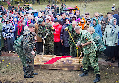 Новости Ливны -Момент предания останком земле (фото аз архива Ю. Батищева).