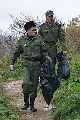 Новости Ливны -Бойцы «Ливенского рубежа» на субботнике. Фото автора.