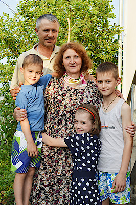 Новости Ливны -Женя, Соня и Данил и их приёмные родители (фото автора).