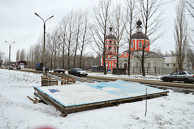 Новости Ливны -Упавший рекламный щит (фото автора).