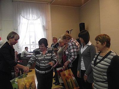 Новости Ливны -Председатель горсовета Е. Н. Конищева вручает подарки опекунским семьям.