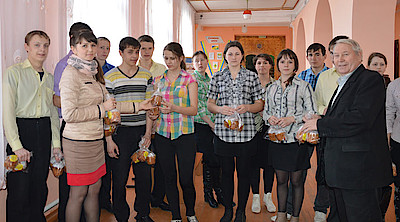 Новости Ливны -П. З. Болотских и Т. А. Житнева в гостях у интернатовцев (фото автора).