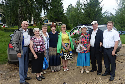 Новости Ливны -Земляки на встрече. В центре учительница В. В. Зиборова.