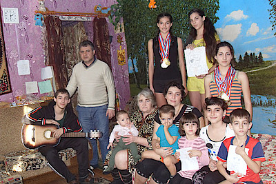 Новости Ливны -Дружная семья. Слева направо: Дима, Намик, Надежда Петровна с Танечкой, Ольга с Денисом, Жанна, Кристина, Максим. Стоят Лиля, Анжелика и Юля (фото автора).