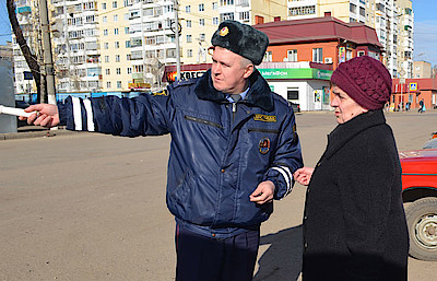 Новости Ливны -Инспектор ОГИБДД Ю. В. Солопов объясняет ПДД пешеходу.