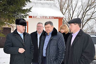 Новости Ливны -Слева направо: Д.Д.Шалимов, А.Л.Агарков, Ю.Н.Ревин, М.Н.Савенкова, С.В.Ревин (фото автора).