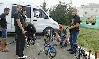 Новости Ливны -Байкеры ремонтируют велосипеды ребят из Успенского приюта (фото автора).