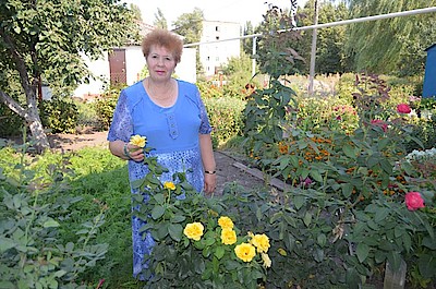Новости Ливны -В. А. Воробьева на своей клумбе (фото автора).