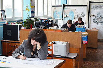 Новости Ливны -Инженеры выполняют теоретическое задание (фото автора).