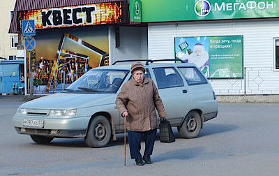 Новости Ливны -Инспектор ОГИБДД Ю. В. Солопов объясняет ПДД пешеходу.