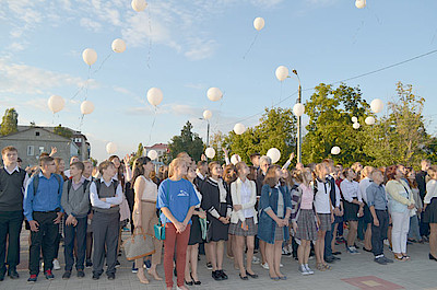Новости Ливны -Школьники отпускают в небо белые шары. Фото автора.