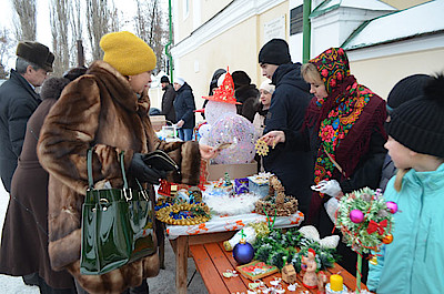 Новости Ливны -Прихожане знакомятся с товарами ярмарки. Фото автора.