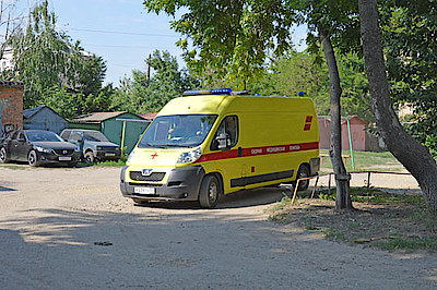 Новости Ливны -Скорая увозит дебошира с места происшествия (фото М. Нестеровой).