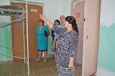 Новости Ливны -Комиссия осматривает школу №1 (фото автора). Новости Ливны -Комиссия осматривает школу №1 (фото автора).