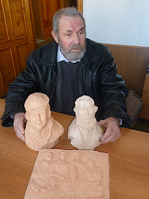 Новости Ливны -О. Л. Якубсон с бюстами Данилевского и Селищева (фото автора). Новости Ливны -О. Л. Якубсон с бюстами Данилевского и Селищева (фото автора).