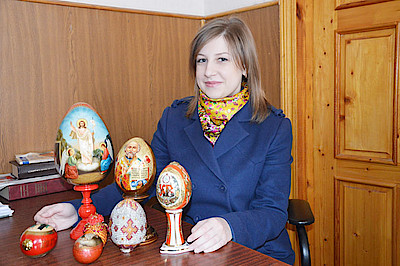Новости Ливны -Н.Гладунец с пасхальными сувенирами (фото автора).